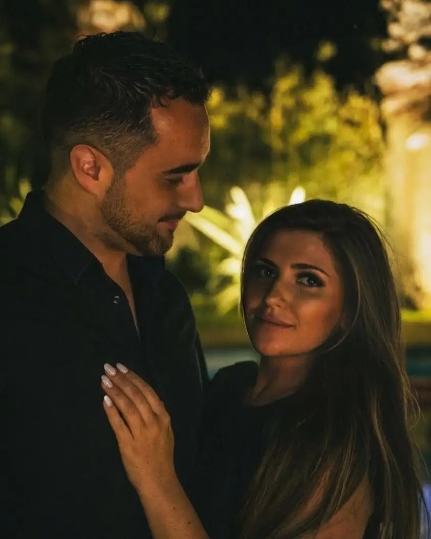 Laetitia et Erwann, fondateurs de Mademoiselle Conciergerie, le soir dans un jardin éclairé