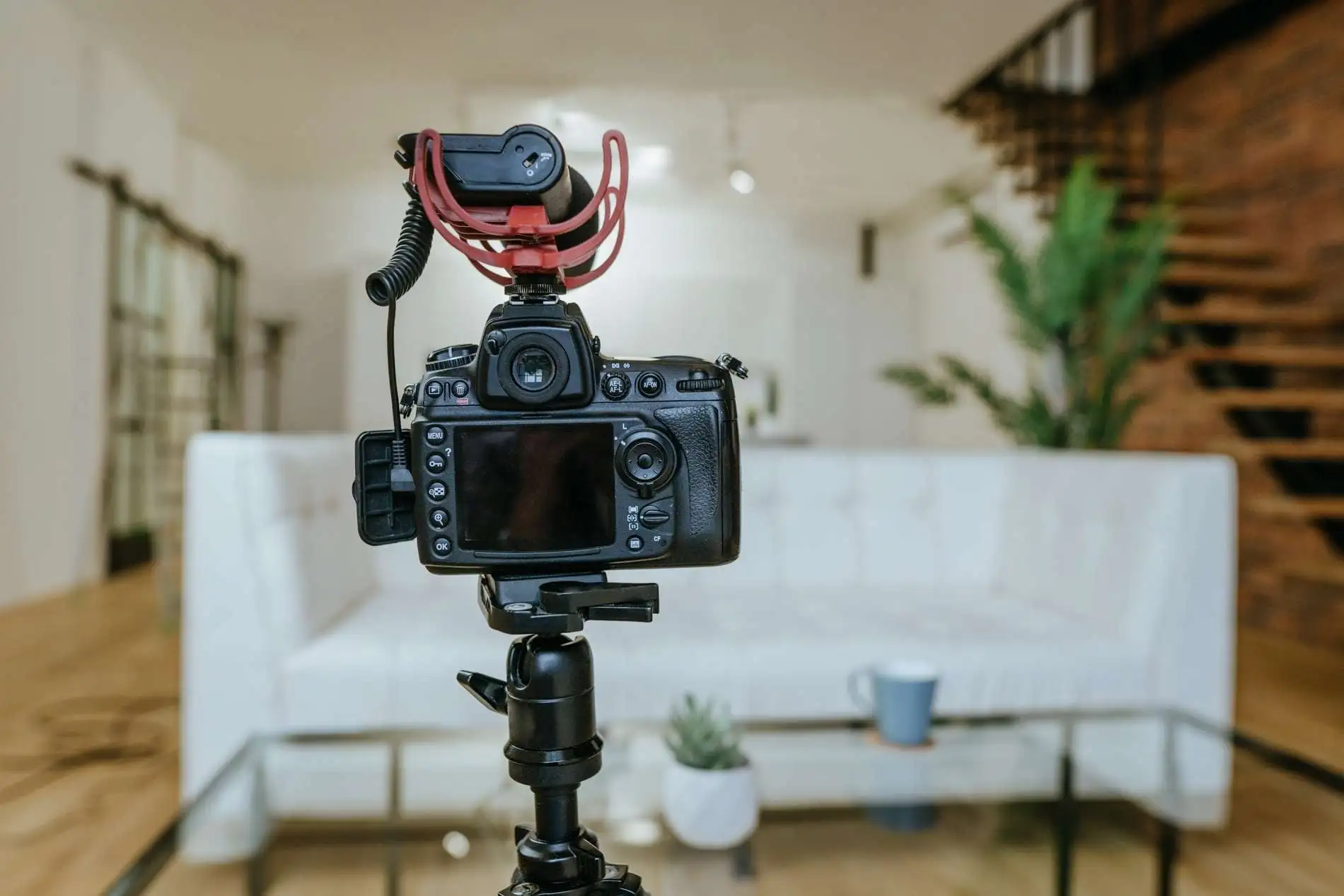 Appareil photo sur trépied dans un salon lumineux