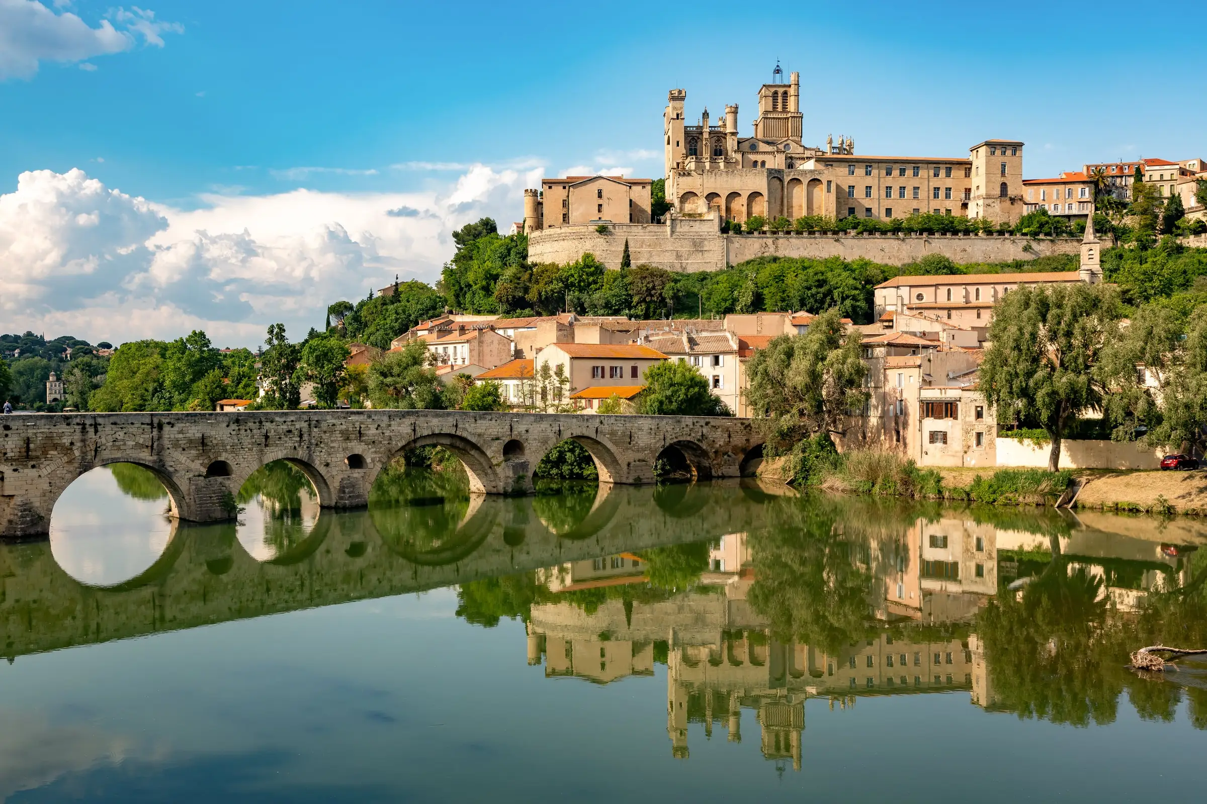 La cathédrale Saint-Nazaire de Béziers au-dessus du Pont-Vieux, la ville et ses reflets dans l’Orb par une journée d’été