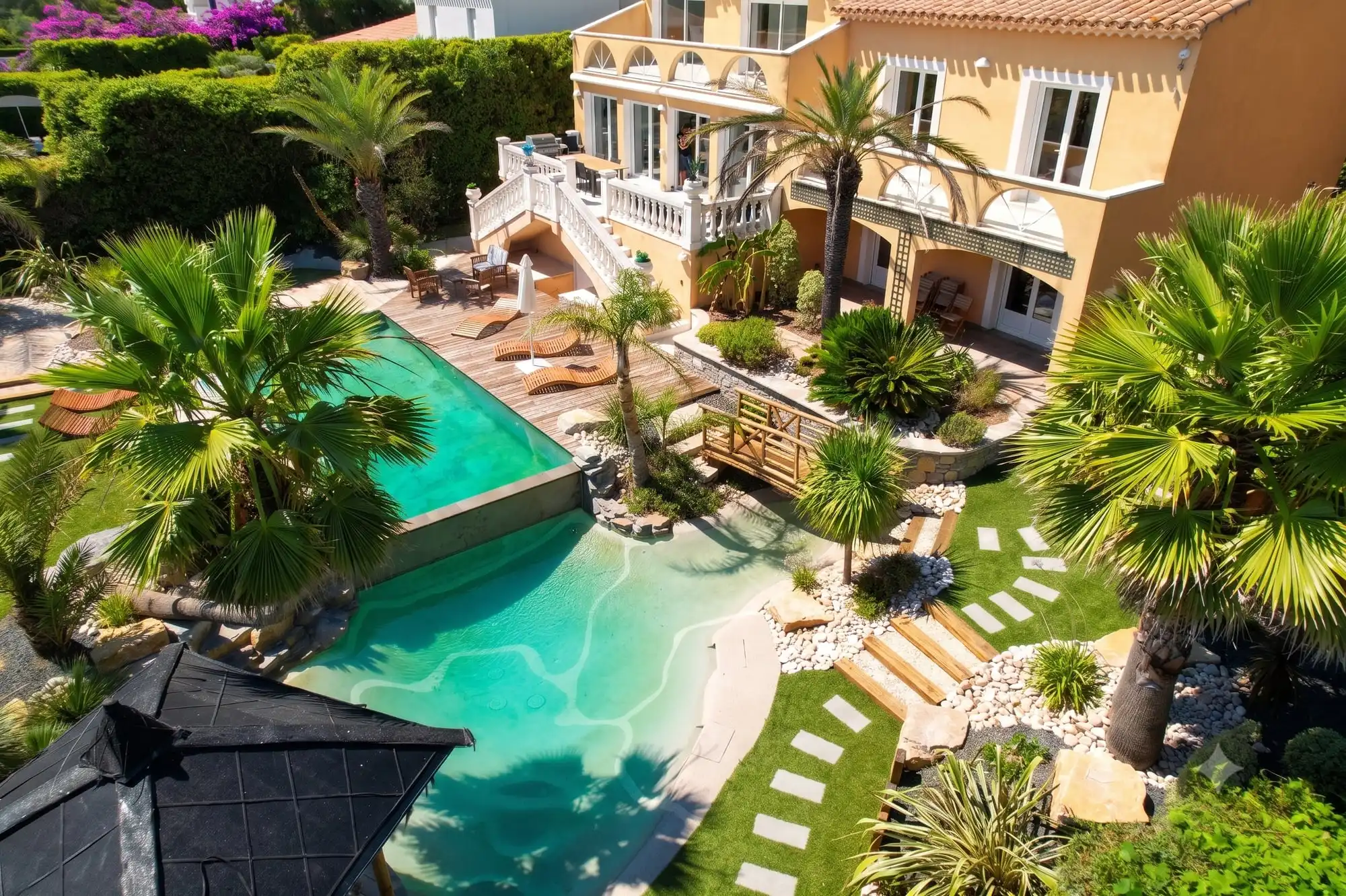 Villa Halo à Agde, vue du ciel : la maison, ses terrasses et ses bassins entourés de palmiers