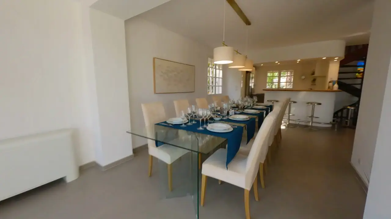 Villa Halo à Agde, filmée au drone : de la table dressée au jardin et à la piscine lagon